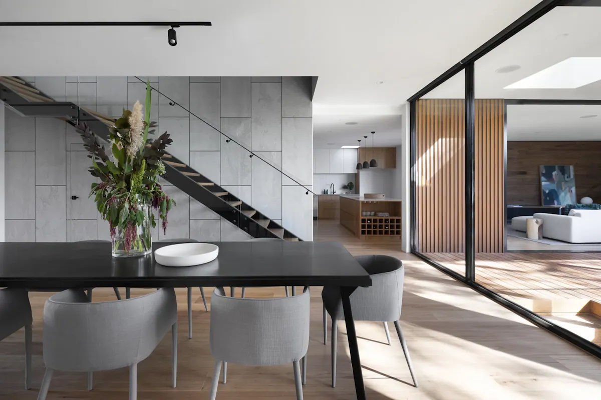 Interior de uma casa contemporânea com curadoria Atlas