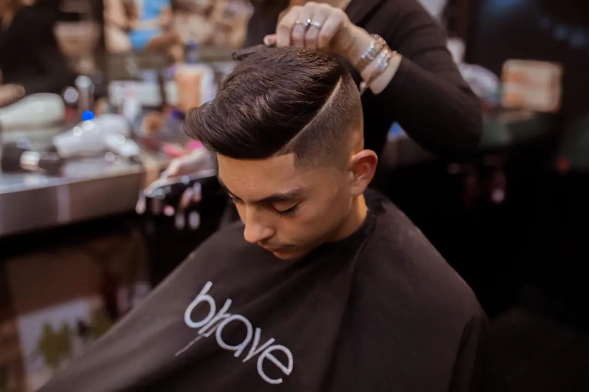Corte masculino sendo finalizado com máquina