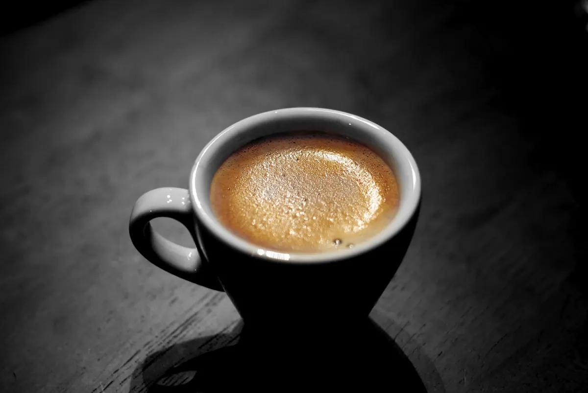 Espresso sendo extraído em máquina profissional