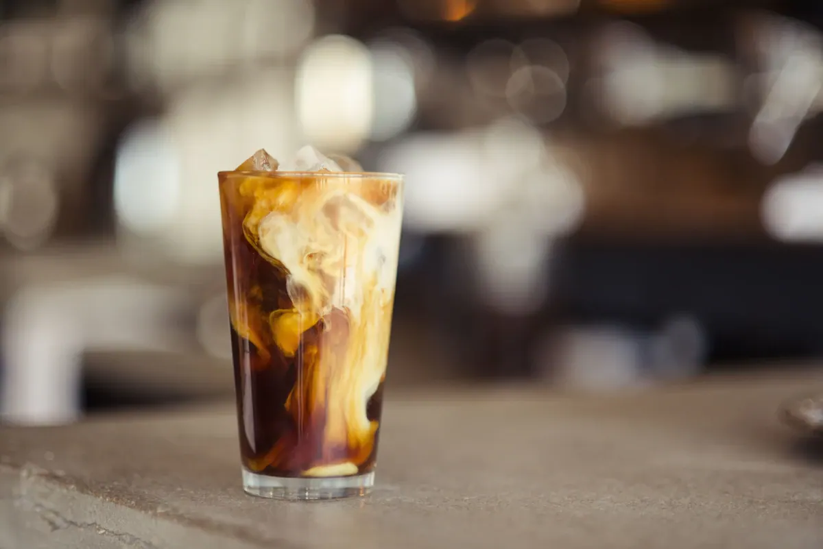 Cold brew servido com gelo em copo alto