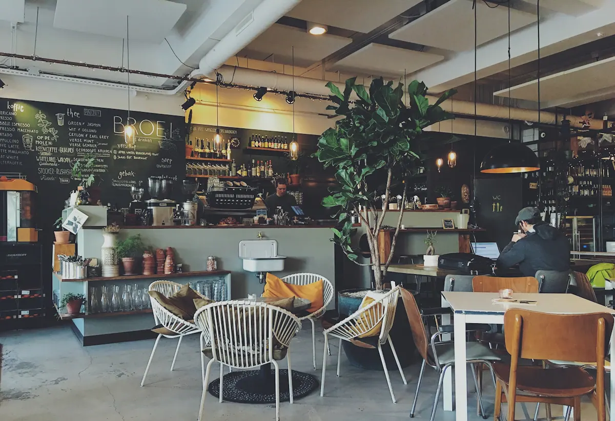Interior aconchegante da cafeteria Grão & Aroma