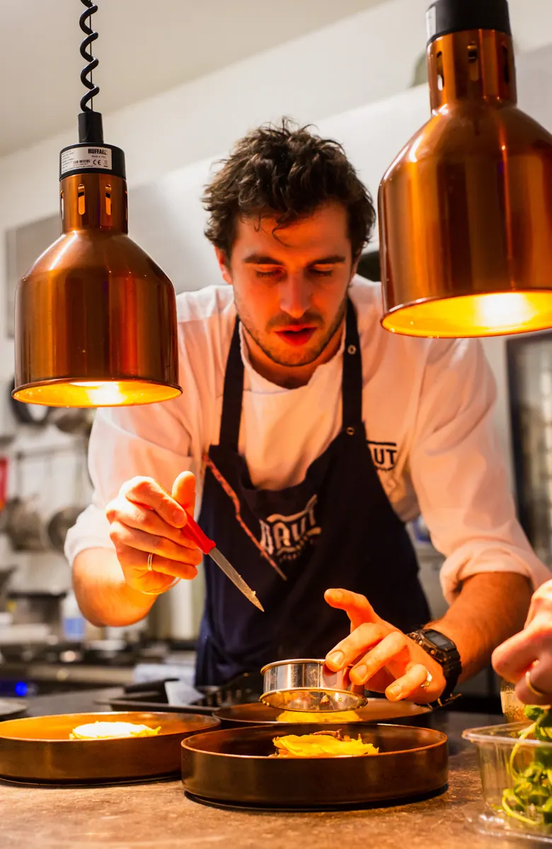 Chef trabalhando na cozinha